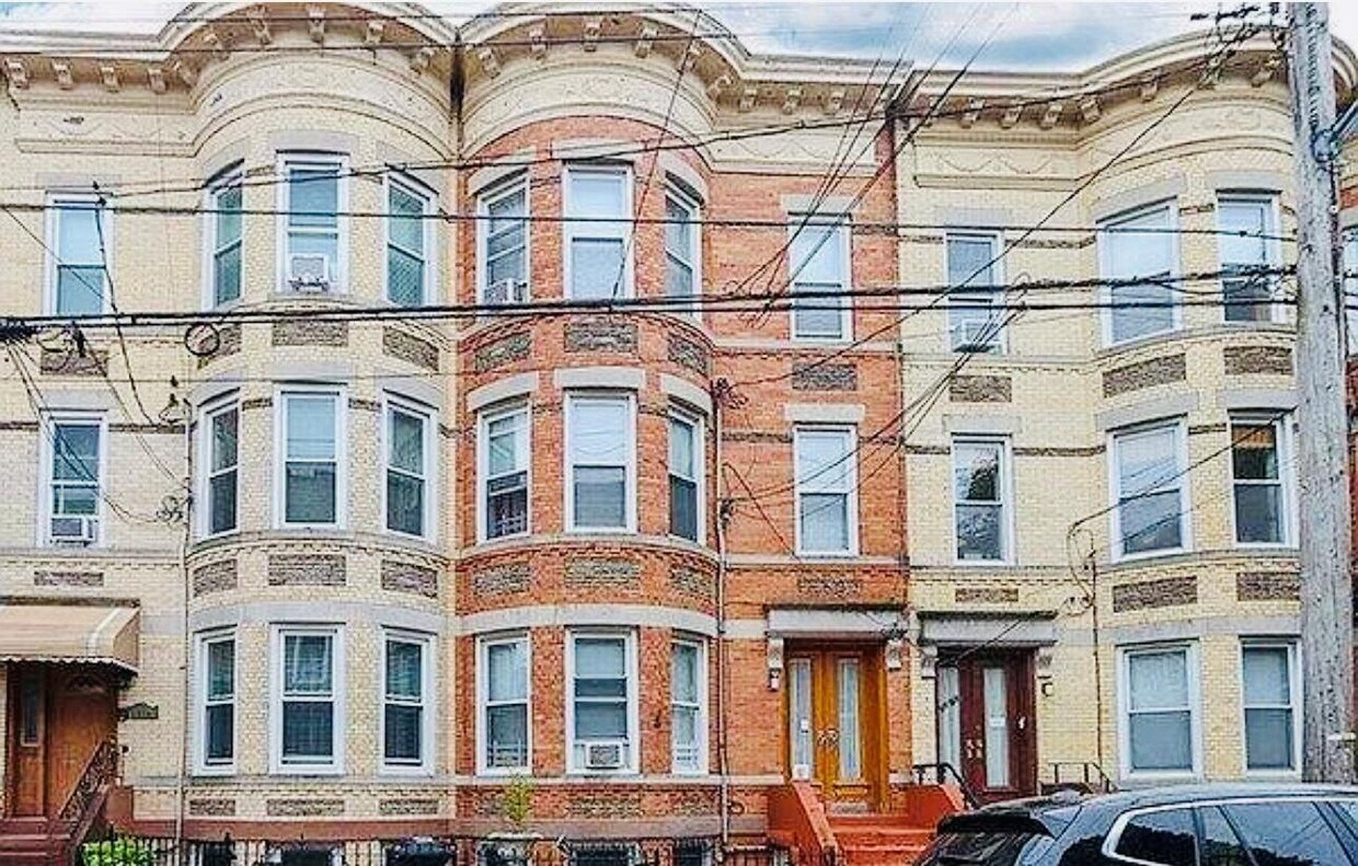 Foto del edificio - 59-22 Catalpa Ave