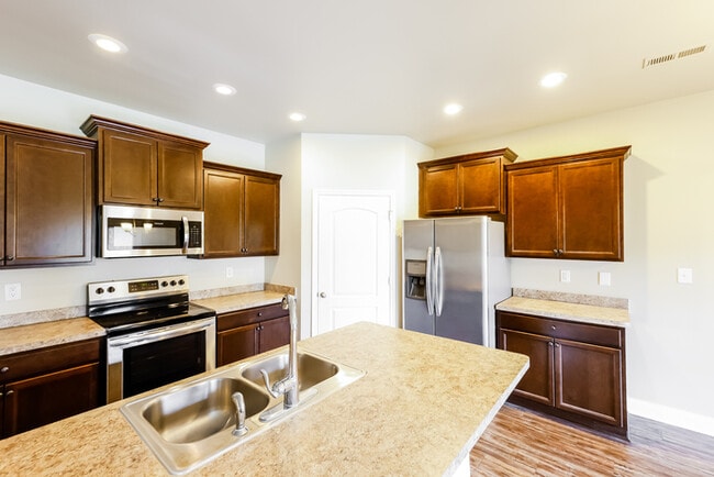 Building Photo - 115 Lazy Oak Dr