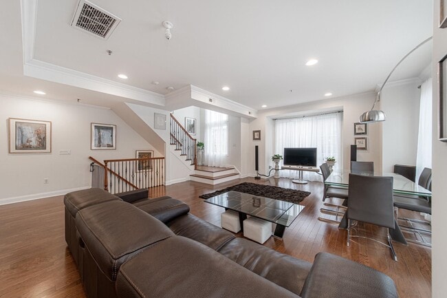 Building Photo - 11 Washington Pl