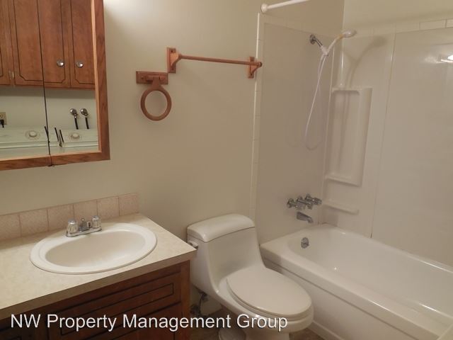 Building Photo - 15817 Manor Way