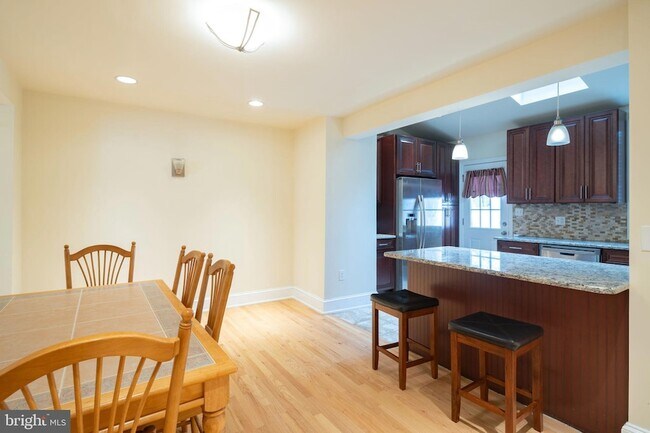 Building Photo - 110 Roxborough Ave