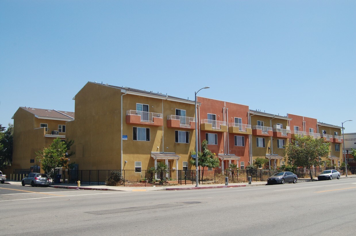 Foto principal - 5000 S Figueroa St