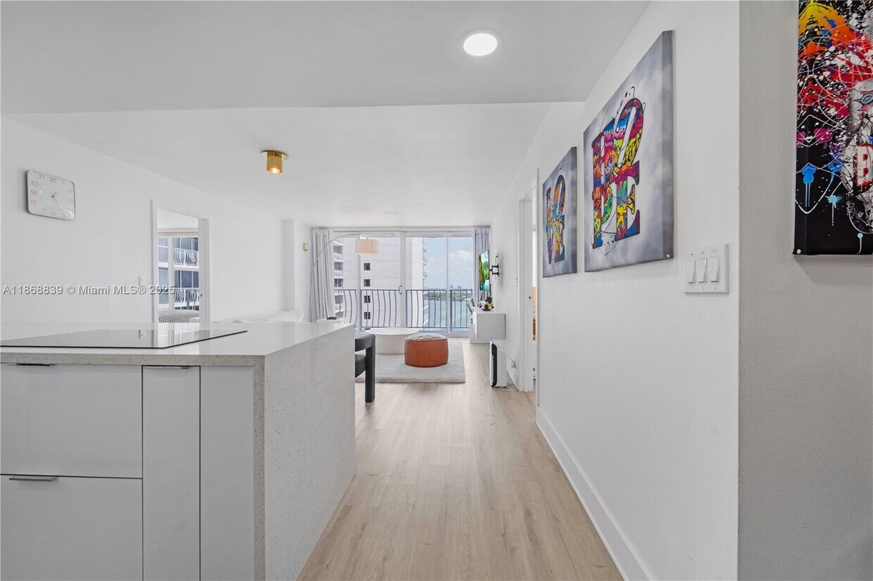 Foto principal - 7601 E Treasure Dr
