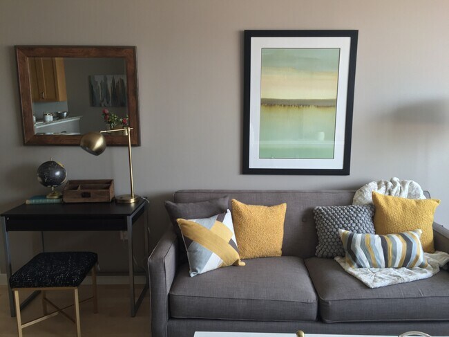 Amplio espacio para el entretenimiento. - 250 King St