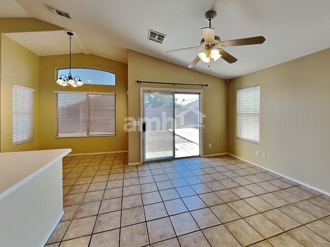 Foto del edificio - 8655 E Crescent Ave