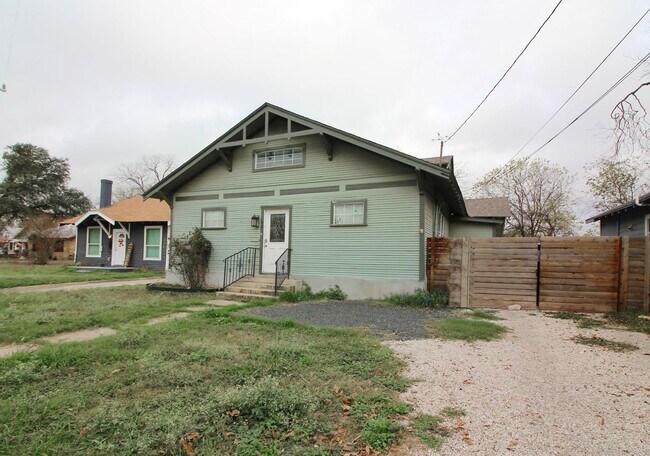 Foto del edificio - 2/2 Home in Harlandale Available for Lease!