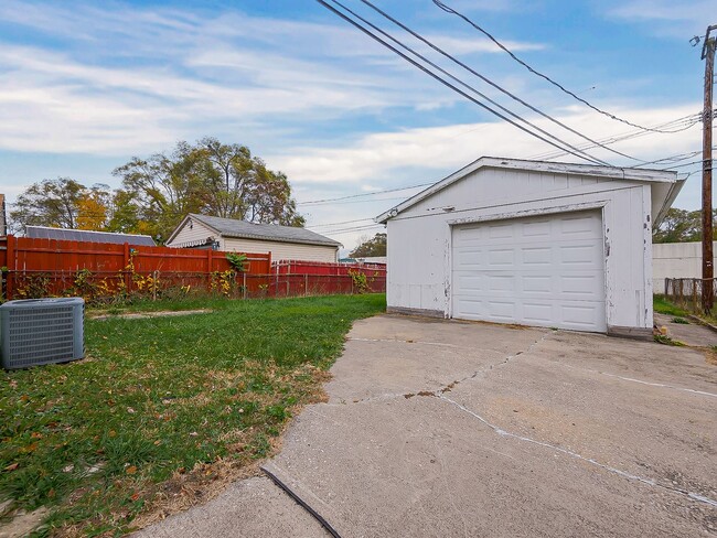 Building Photo - Welcome to this beautiful single-family ho...