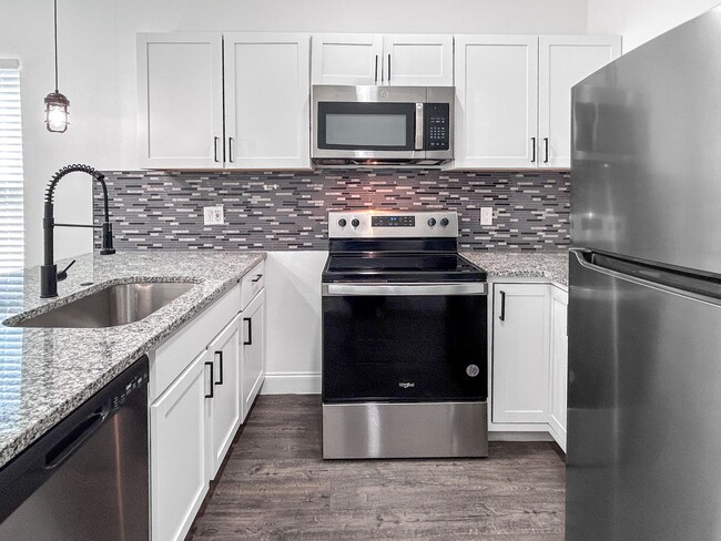 Building Photo - Newly Renovated 2-Bedroom Duplex Near Downtown!