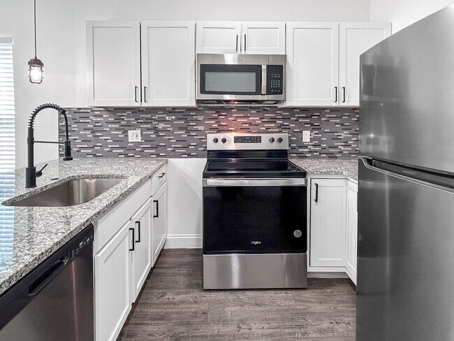 Foto del edificio - Newly Renovated 2-Bedroom Duplex Near Downtown!