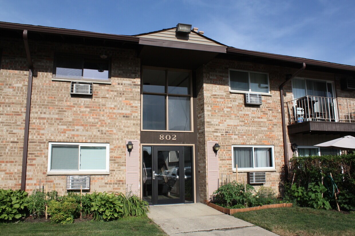Foto principal - 802 E Old Willow Rd
