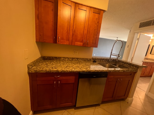 Foto del edificio - 2831 N Oakland Forest Dr