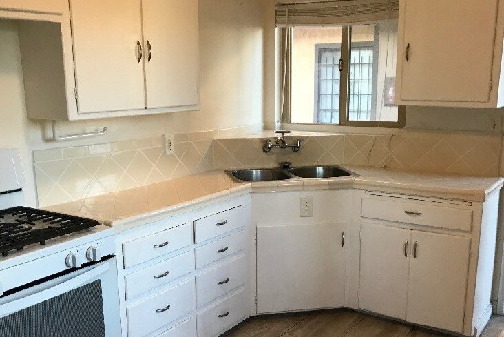 Kitchen - 233 E Alameda Ave