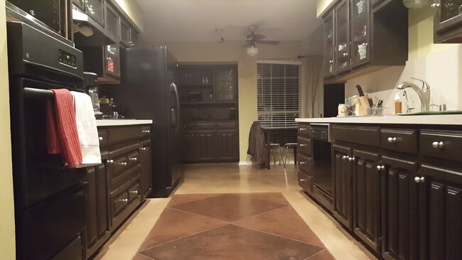 Building Photo - 825 Skylark Dr