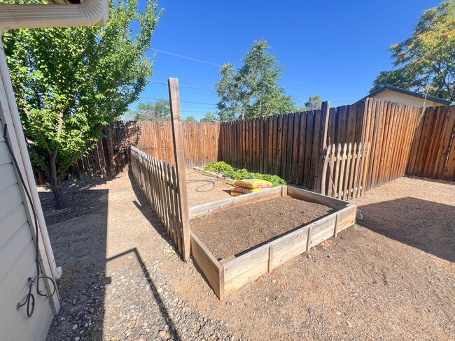 Building Photo - 626 S Park Cir
