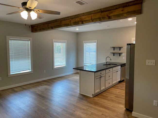 Building Photo - 108 N Hazel St