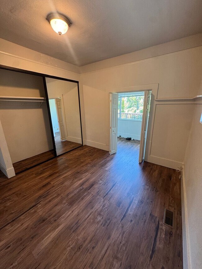 Foto del edificio - Charming Alameda Gem on Clinton Ave | Steps from the Island's Best