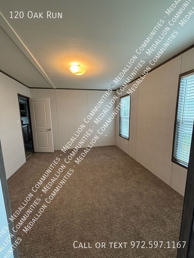 Building Photo - 120 Oak Run