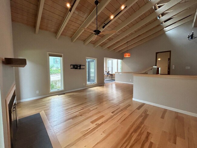 Foto del edificio - $3,350 | 5 Bedroom, 2.5 Bathroom House | P...