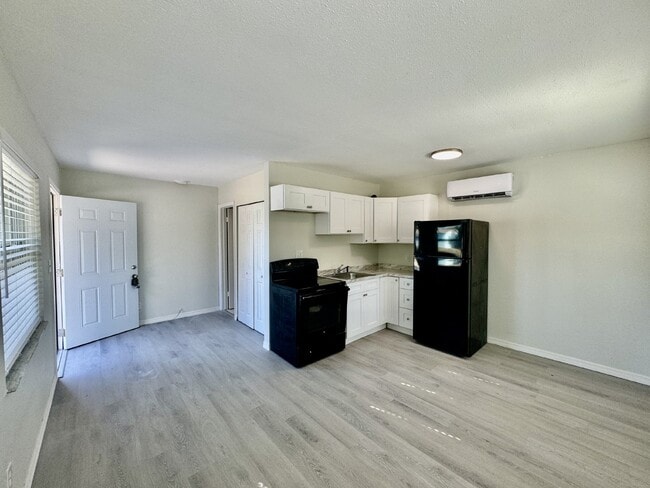 Photo - "Charming Studio with Luxury Vinyl Plank F... Apartment