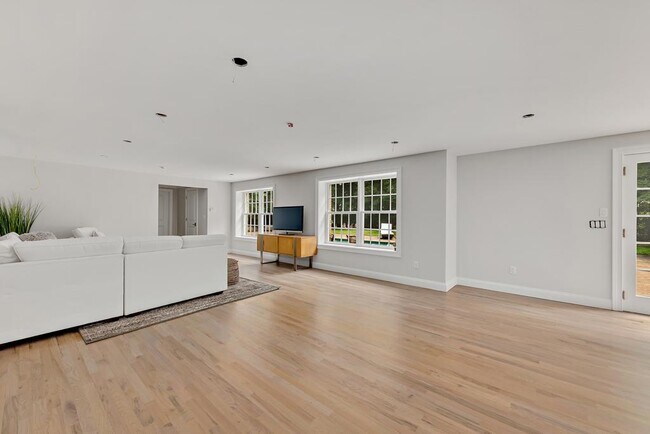 Building Photo - 549 Purchase St