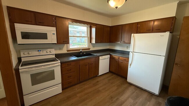 Foto del edificio - North central Ames 2 bedroom updated duple...