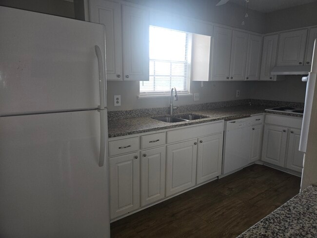 Building Photo - 3600 Chateau Dr