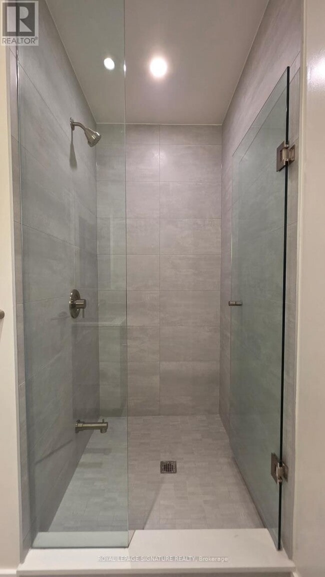 Photo du bâtiment - 120 Broadway Ave