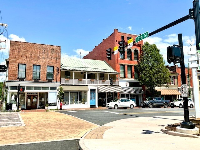 Building Photo - 1206 Main St