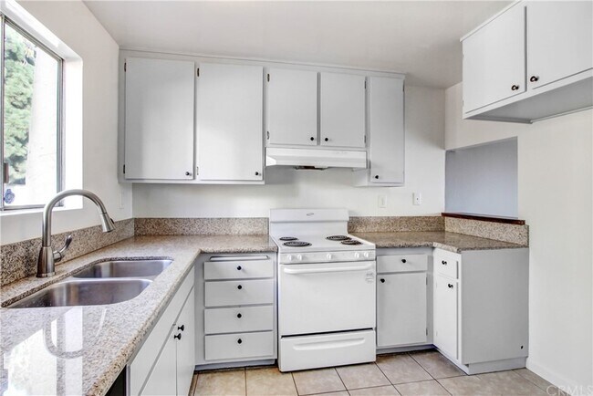 Fotografía del edificio - 730 N Eucalyptus Ave