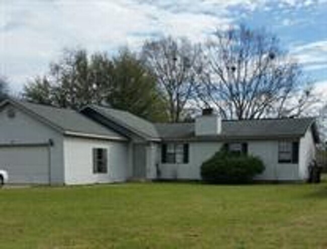 Foto del edificio - Cozy & Spacious 3 Bedroom Home with Garage and Private Backyard