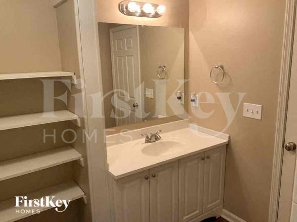 Building Photo - 226 Regency Dr
