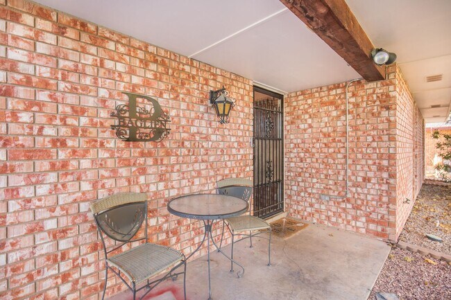 Foto del edificio - 3 Bedroom 2 Bathroom Home - Dogs Allowed & Large Backyard!