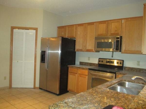 Building Photo - 2 bed updated maple grove rental! Don't mi...