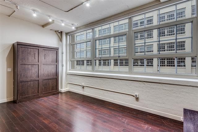 Building Photo - 2600 W 7th St