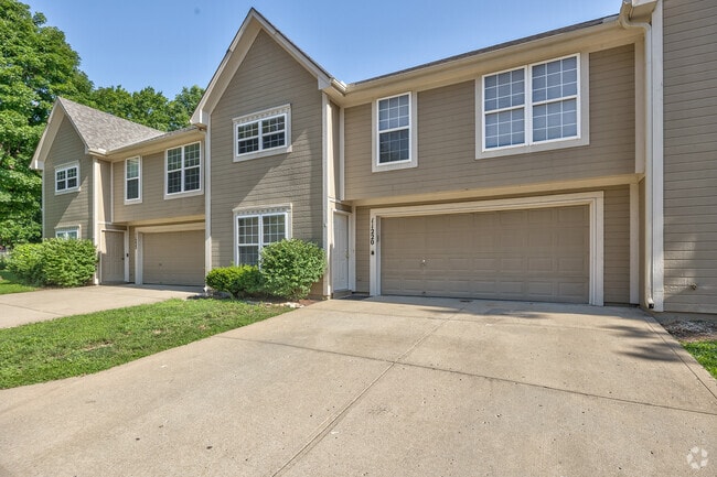 Middle unit of 3-plex - 11220 W 61st St
