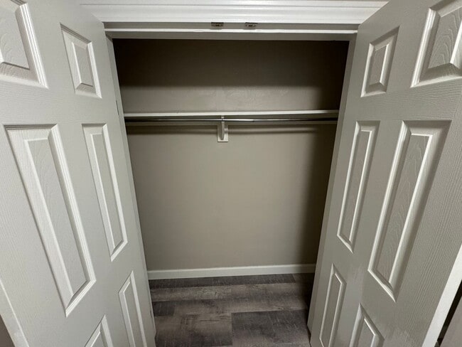 Building Photo - 101-103 Green Oaks Drive