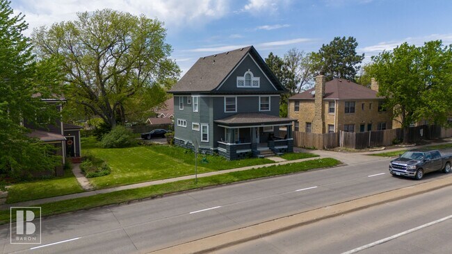 Foto del edificio - Huge Remodeled 3 Bed 1 Bath near downtown ...