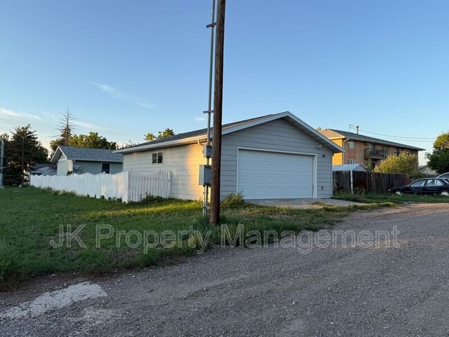 Building Photo - 1400 6th Ave S