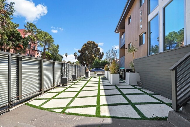 Building Photo - New Two Bedroom | Downtown LA | Historic F...