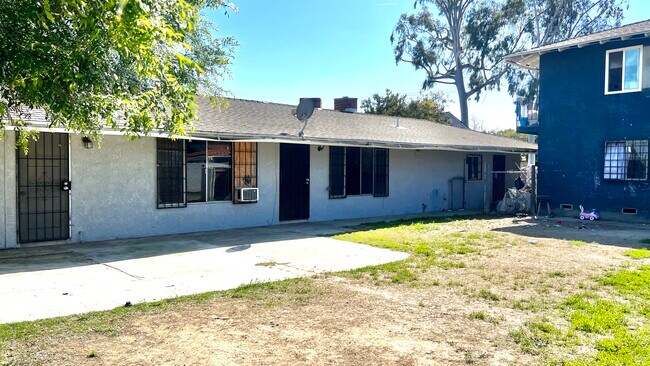 Foto del edificio - 5642 Walnut Ave