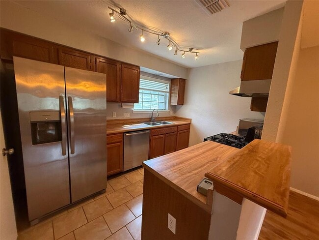 Foto del edificio - 2811 Crownspoint Dr