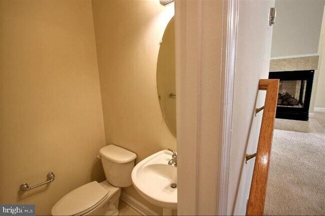 Building Photo - 903 Crestfield Dr