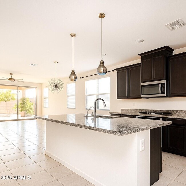Foto del edificio - 4269 W Coneflower Ln