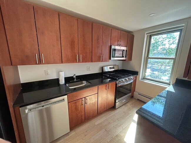 Building Photo - 10 Camelot Ct