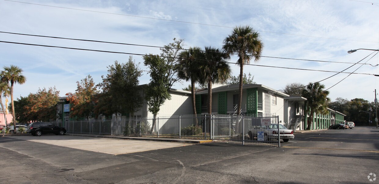 Caroline Village Apartments Jacksonville, FL