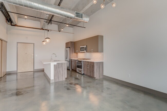 Building Photo - 415 E Pikes Peak Ave