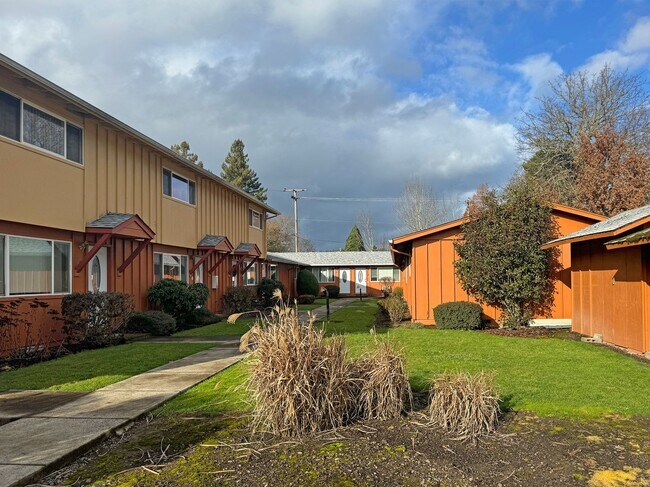 Foto del edificio - Darling 2 bedroom condo with fenced yard