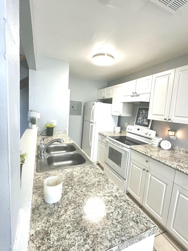Foto principal - 824 E Tiffany Dr