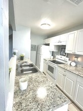 Building Photo - 824 E Tiffany Dr
