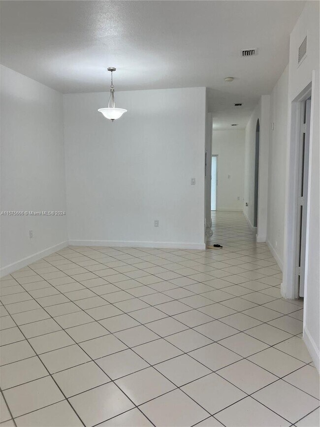 Building Photo - 1661 Southeast 28th Street Apt #107, Homes...